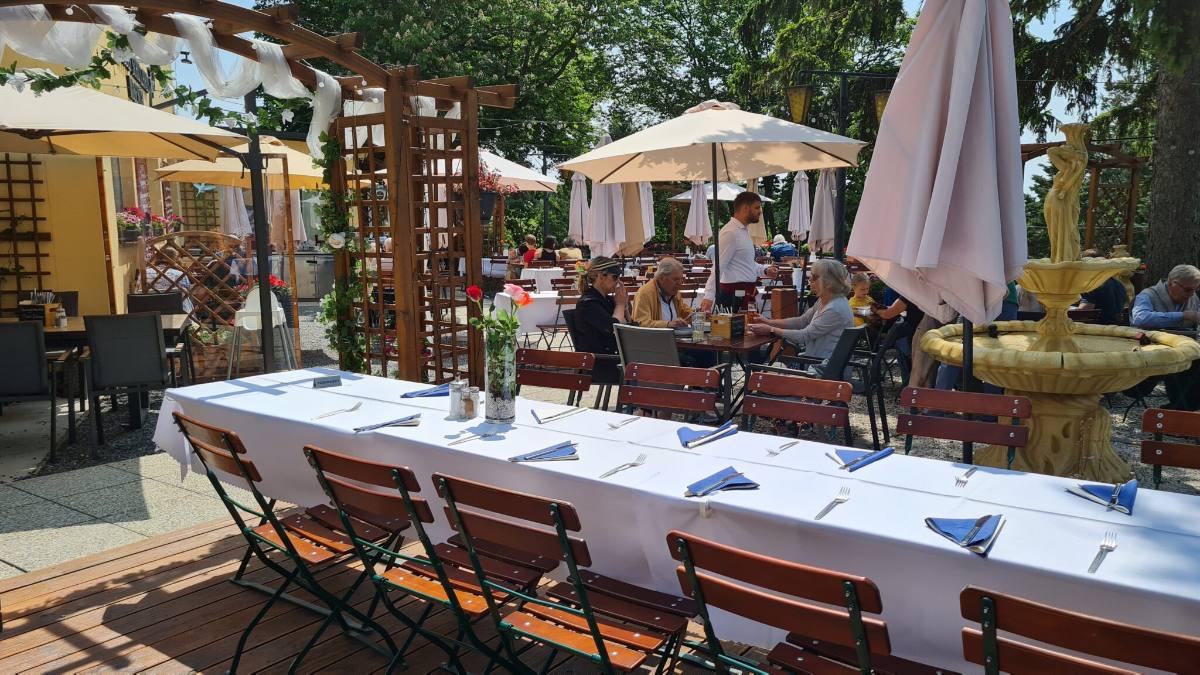 Festlich gedeckte Tafel im Gastgarten