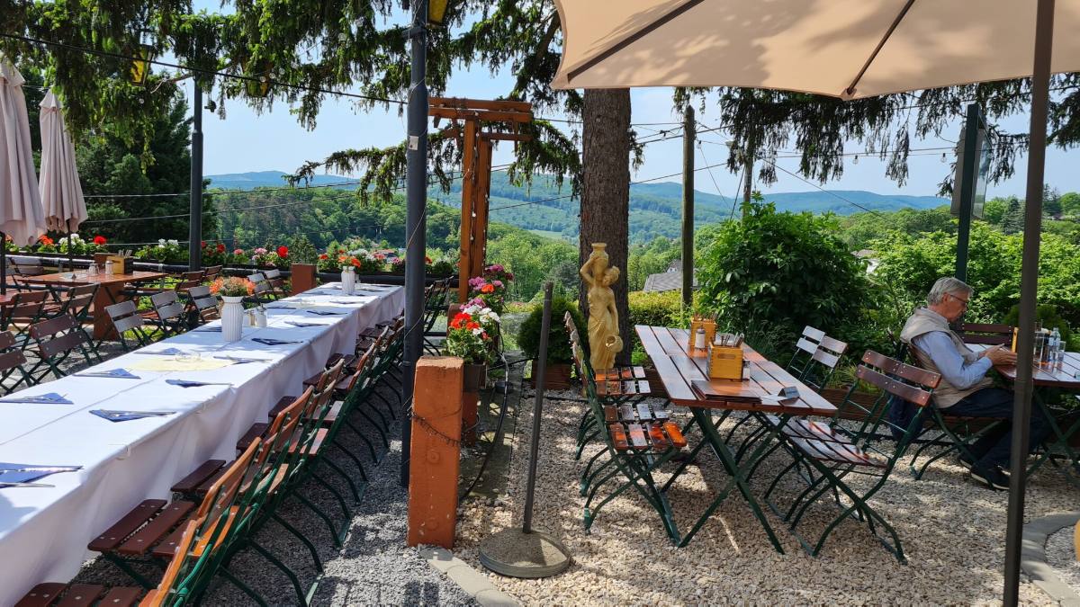 Terrasse mit Blick über den Wienerwald