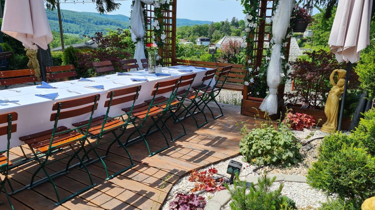 Gartentafel mit Blumenbogen