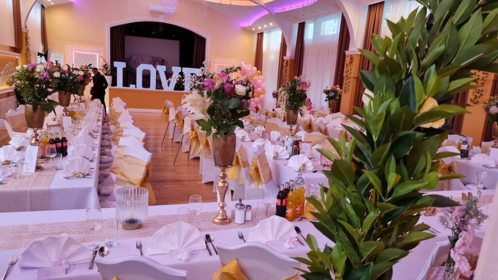 Festtafel mit Blumenschmuck