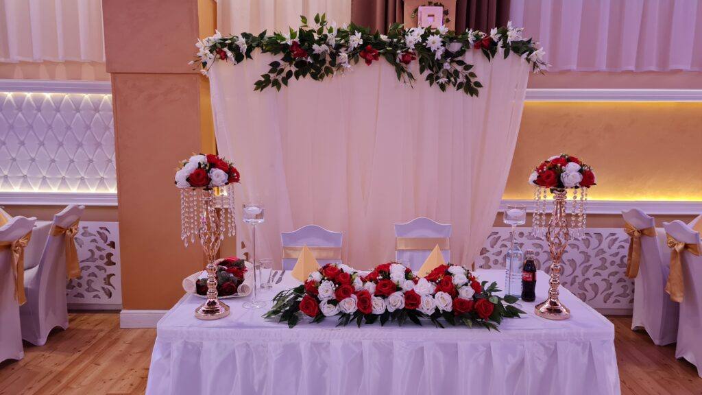 Brauttafel mit Rosendekoration