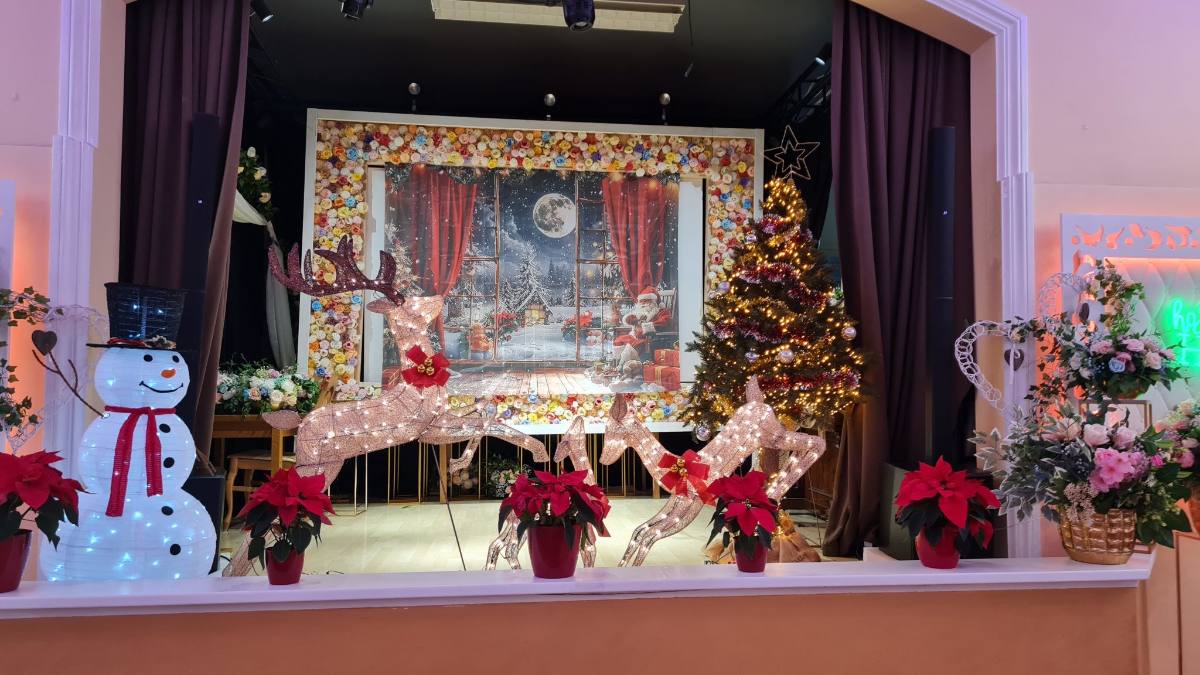 Weihnachtlich dekorierte Bühne