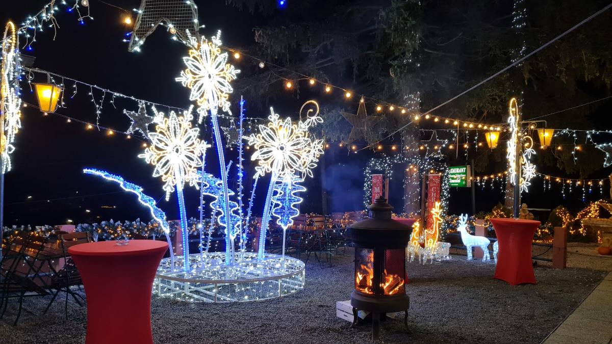 Lichtdekoration und Lagerfeuer im Wintergarten